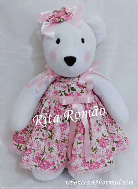 Ursa de piquet com vestido floral rosa com branco